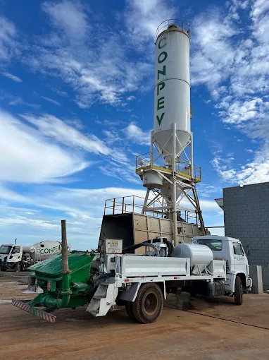 Silo de concreto Conpev com equipamentos de bombeamento
